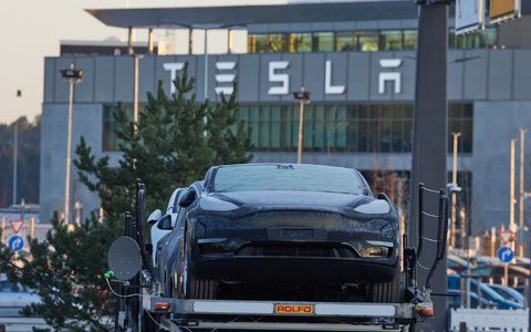 Die erste Betriebsratswahl im Tesla-Werk in Grünheide fand 2022 noch vor der Werkseröffnung statt. Seitdem arbeiten viel mehr Menschen in der Fabrik. - Foto: Joerg Carstensen/dpa