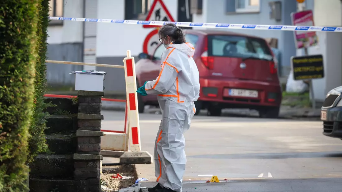 Eine Beamtin der technischen Einheit der Polizei inspiziert den Tatort in Charleroi in Belgien. - Bild: Virginie Lefour/Belga/dpa