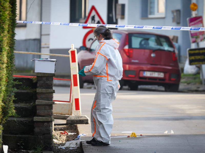 Eine Beamtin der technischen Einheit der Polizei inspiziert den Tatort in Charleroi in Belgien. - Foto: Virginie Lefour/Belga/dpa