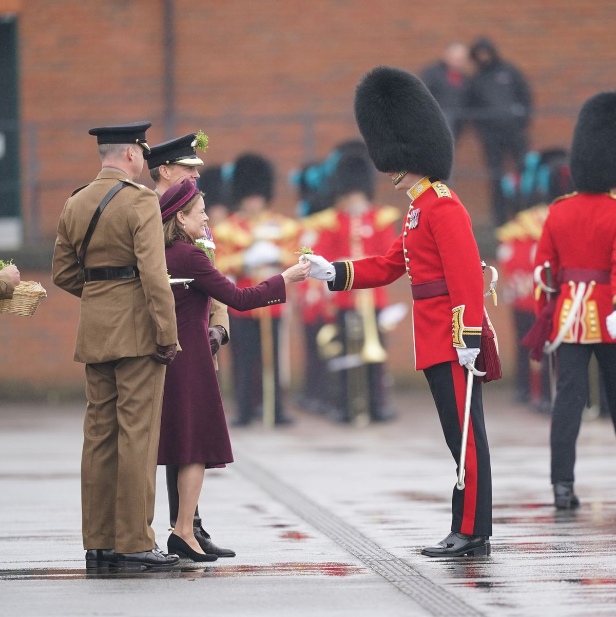 Lady Ghika vertritt Prinzessin Kate bei der Übergabe von Kleeblättern an die Offiziere beim St. Patrick's Day. - Foto: Yui Mok/PA Wire/dpa