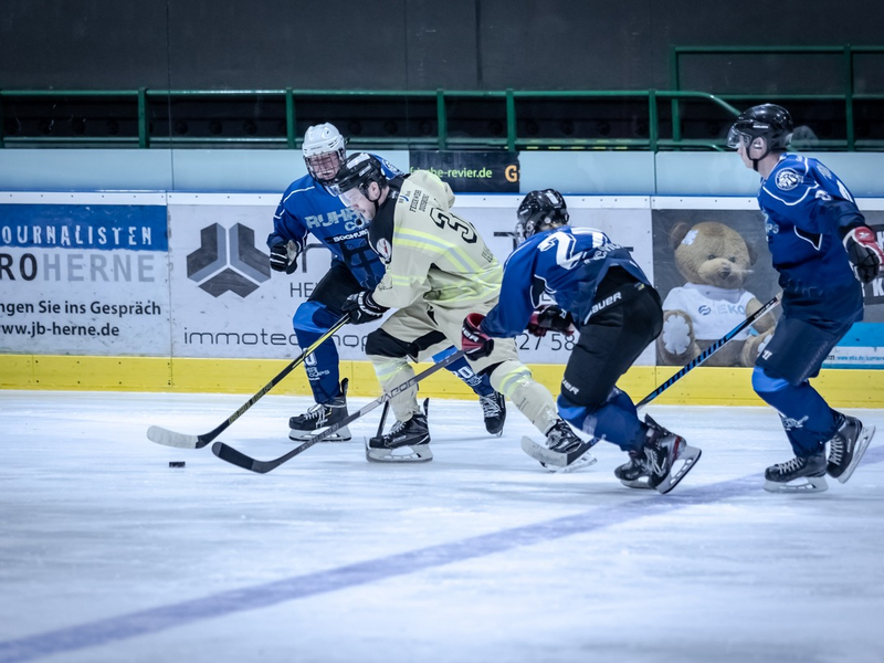POL-BO: Rund 2.000 Besucherinnen und Besucher beim Benefiz-Eishockey-Spiel für Leonhard und Jonas - Foto: presseportal.de