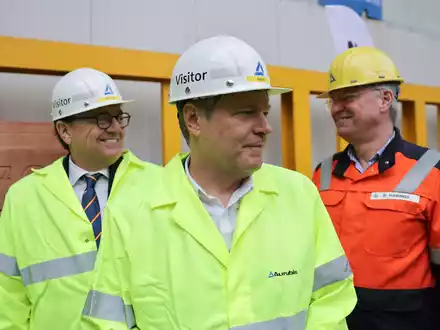 Im Rahmen einer deutsch-kanadischen Wasserstoff-Partnerschaft soll Wasserstoff zwischen dem Hafen von Argentia und dem Hamburger Hafen transportiert werden. - Foto: Christian Charisius/dpa