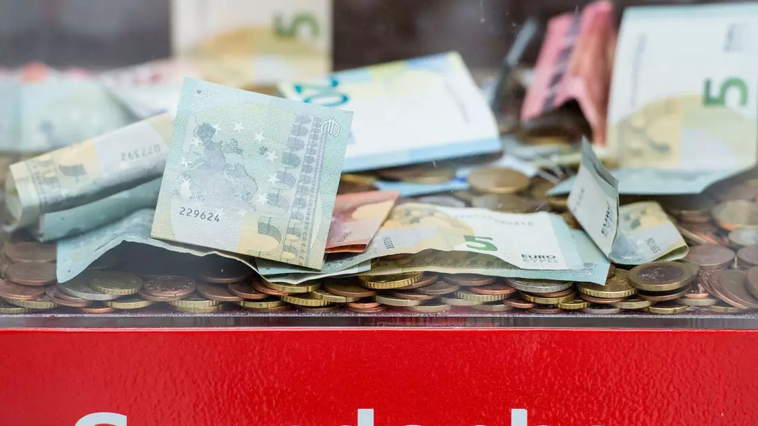 Das Spendenvolumen von Privatleuten in Deutschland ist 2023 nur geringfügig zurückgegangen. - Bild: Patrick Pleul/dpa