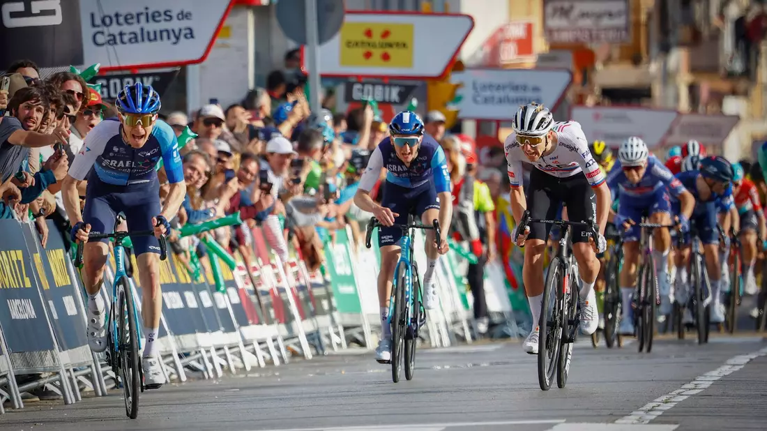 Tadej Pogacar (r) bereitet sich bei der Katalonien-Rundfahrt auf den Giro d'Italia vor. - Bild: Roth/dpa