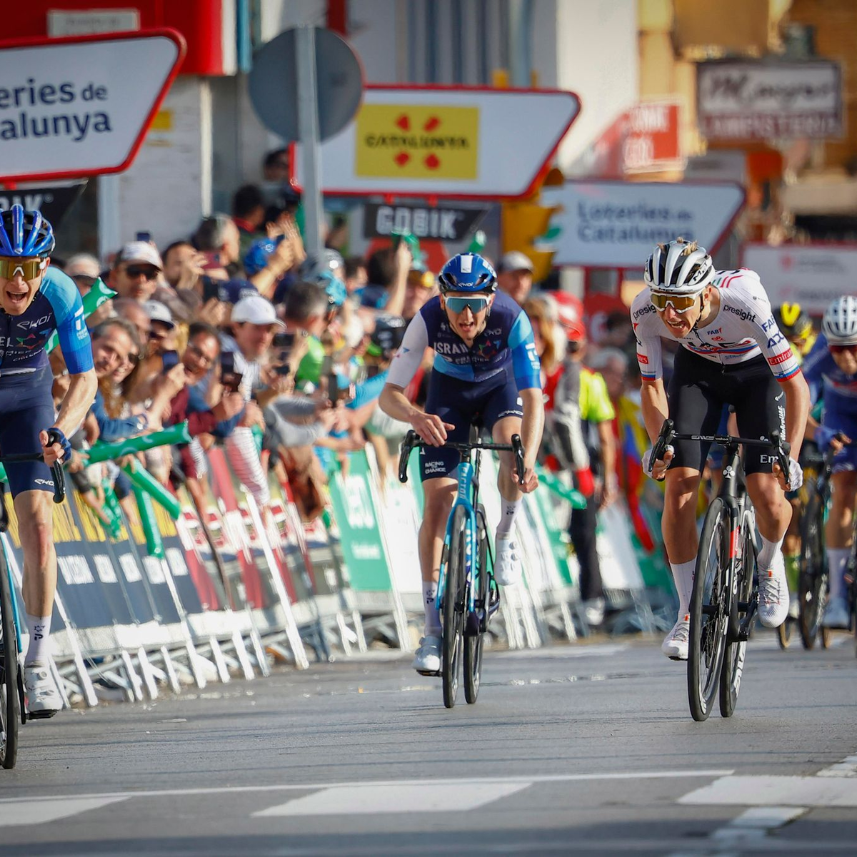 Tadej Pogacar (r) bereitet sich bei der Katalonien-Rundfahrt auf den Giro d'Italia vor. - Foto: Roth/dpa