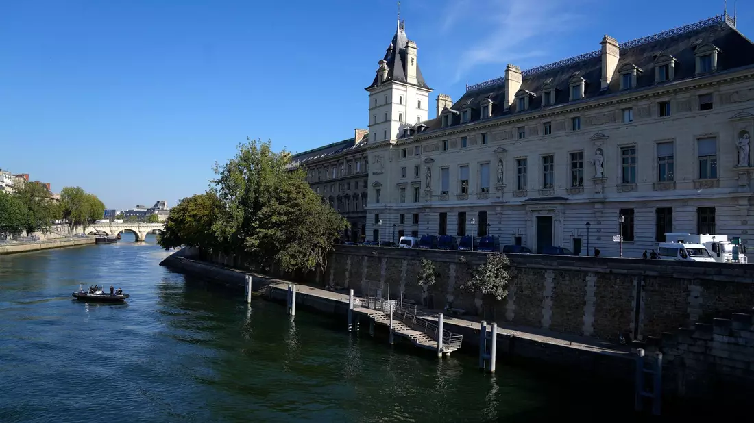 Justizpalast in Paris. Ein 38-jähriger Fotograf soll 17 Frauen bei Fotoshootings sexuell missbraucht haben. - Bild: Francois Mori/AP/dpa