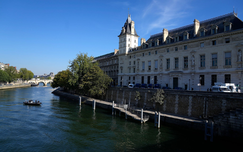 Justizpalast in Paris. Ein 38-jähriger Fotograf soll 17 Frauen bei Fotoshootings sexuell missbraucht haben. - Foto: Francois Mori/AP/dpa