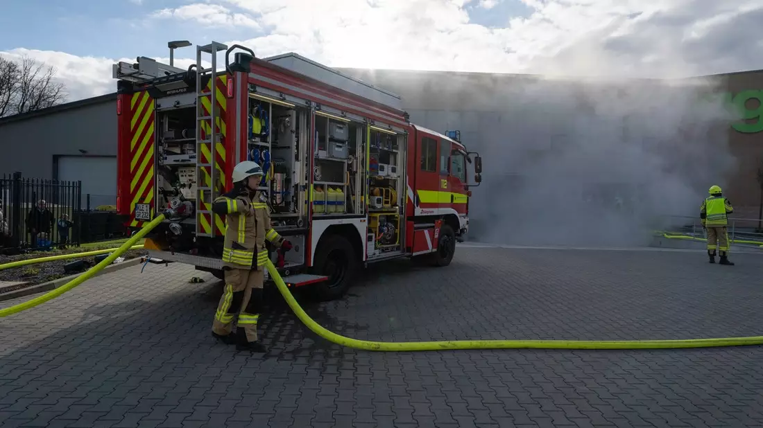 FW Rheurdt: Alarm im Schaephuysener Gewerbegebiet: Feuerwehr Rheurdt probt bei agaSAAT den Ernstfall - Bild: presseportal.de
