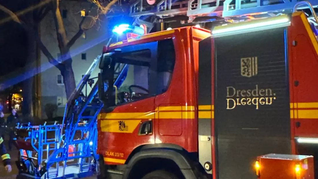FW Dresden: Brand im Dachstuhl eines Mehrfamiliengebäudes - Bild: presseportal.de