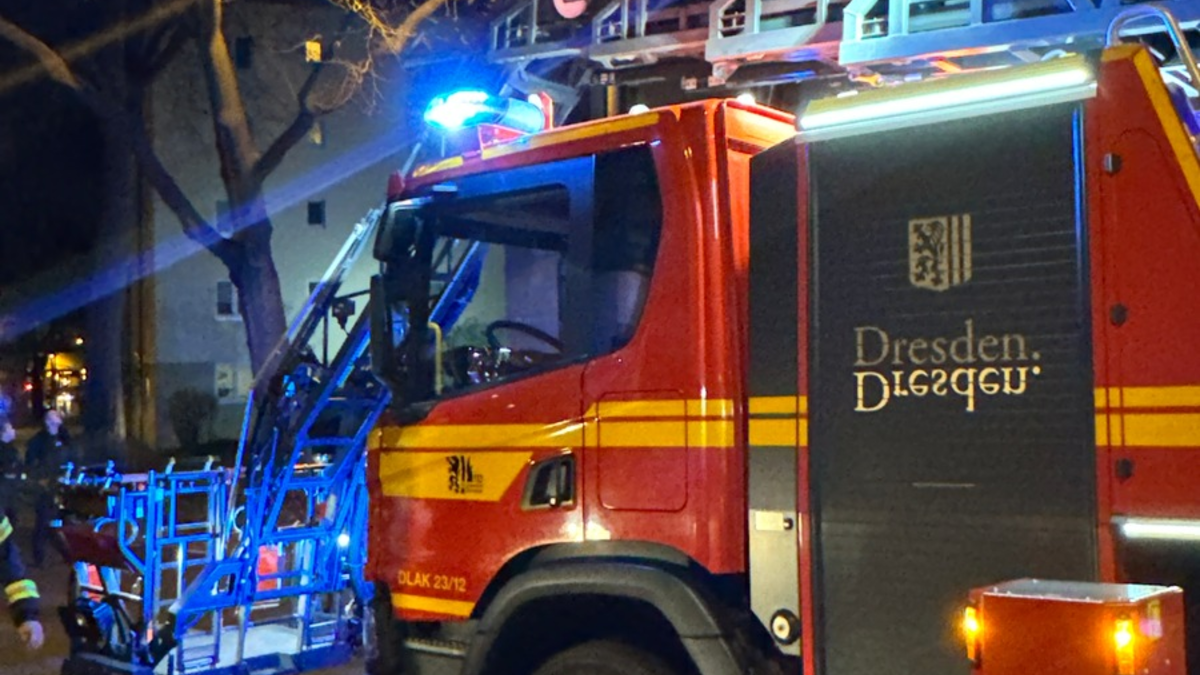 FW Dresden: Brand im Dachstuhl eines Mehrfamiliengebäudes - Foto: presseportal.de