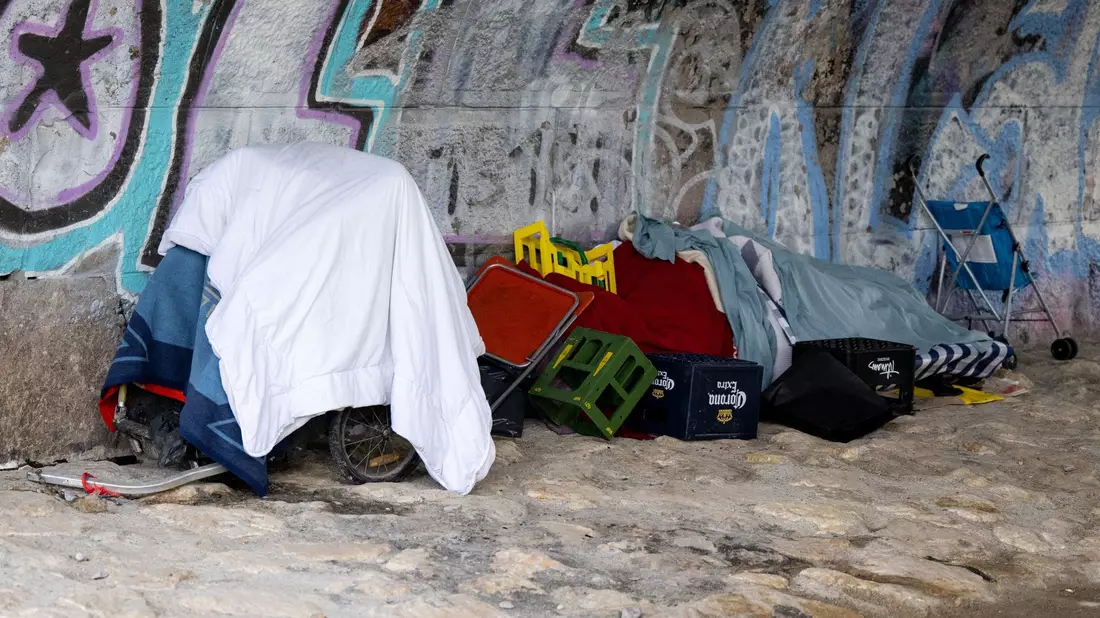 Die Habseligkeiten von einem Obdachlosen liegen am Ufer der Isar unter einer Brücke. Nach Ansicht des Europarats muss Deutschland bei der Bekämpfung von Armut, Wohnungsnot und Ausgrenzung behinderter Menschen deutlich mehr tun. - Bild: Sven Hoppe/dpa