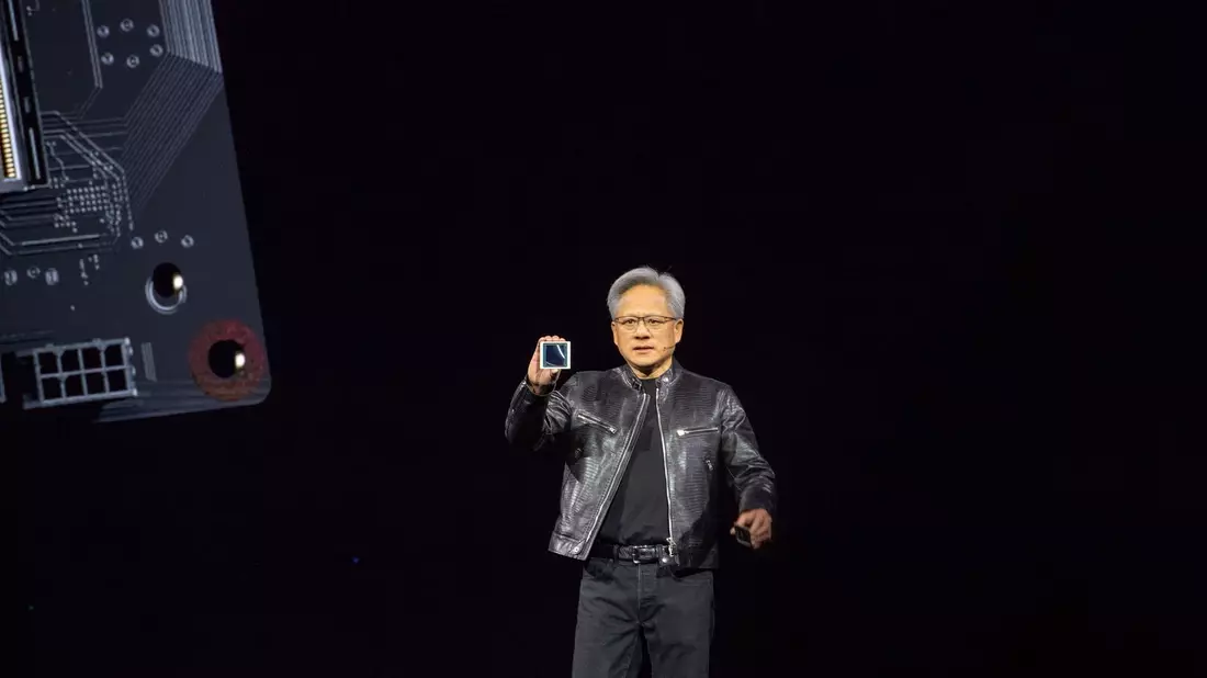 Nvidia-Chef Jensen Huang zeigt auf der hauseigenen Entwicklerkonferenz GTC den neuen KI-Chip Blackwell. Der Chipkonzern will die führende Rolle bei Technik für Anwendungen mit Künstlicher Intelligenz ausbauen. - Bild: Andrej Sokolow/dpa