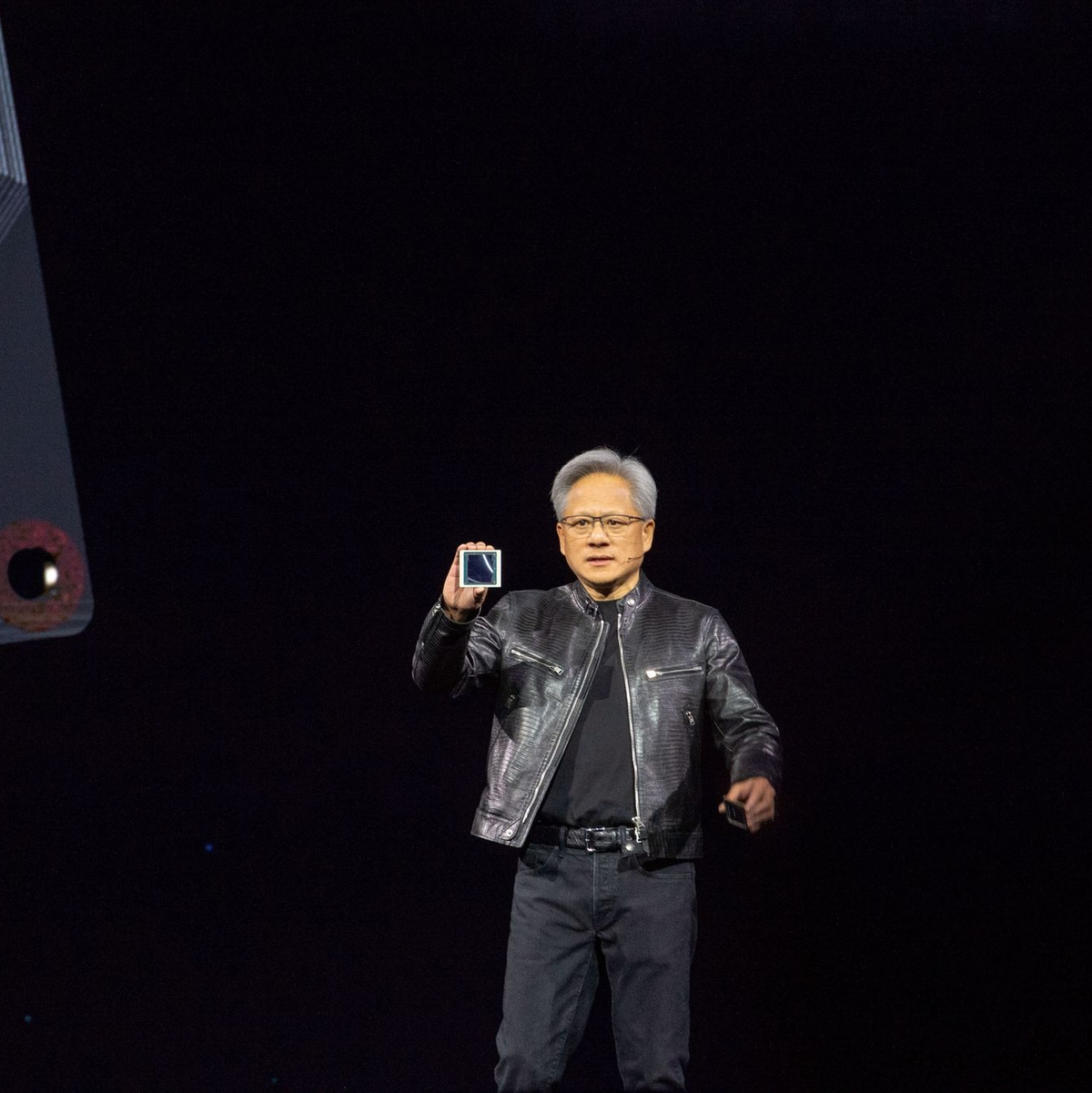 Nvidia-Chef Jensen Huang zeigt auf der hauseigenen Entwicklerkonferenz GTC den neuen KI-Chip Blackwell. Der Chipkonzern will die führende Rolle bei Technik für Anwendungen mit Künstlicher Intelligenz ausbauen. - Foto: Andrej Sokolow/dpa