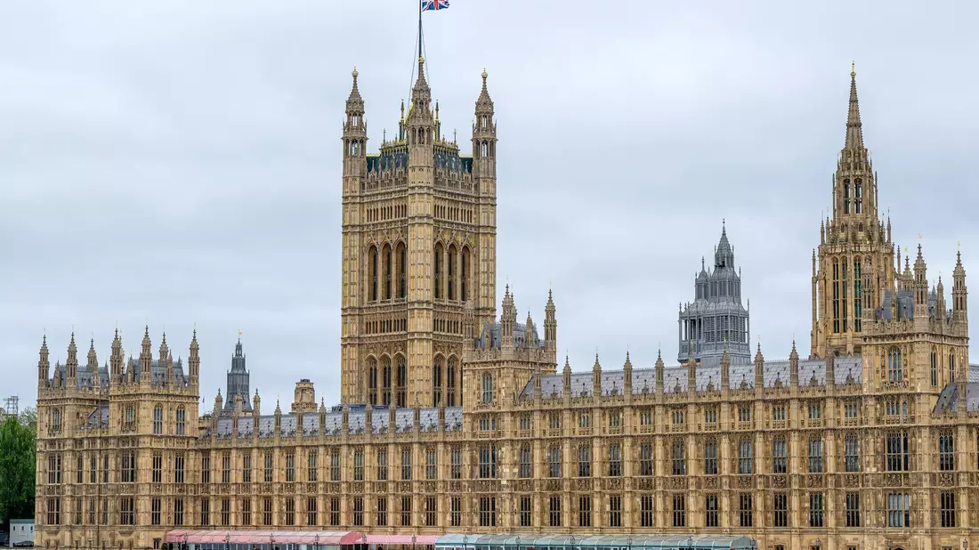 Der Palace of Westminster an der Themse. Großbritanniens konservative Regierung lässt sich nicht von ihren Plänen abbringen, Migranten unabhängig von ihrer eigentlichen Herkunft nach Ruanda abschieben zu wollen. - Bild: Sina Schuldt/dpa