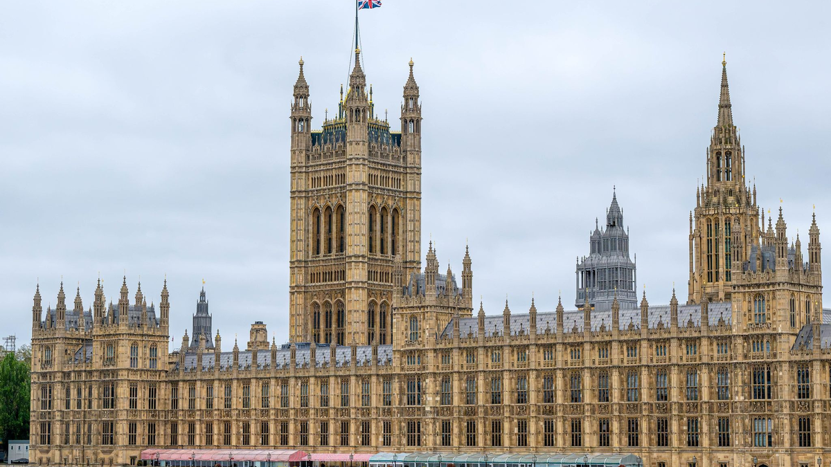 Der Palace of Westminster an der Themse. Großbritanniens konservative Regierung lässt sich nicht von ihren Plänen abbringen, Migranten unabhängig von ihrer eigentlichen Herkunft nach Ruanda abschieben zu wollen. - Foto: Sina Schuldt/dpa