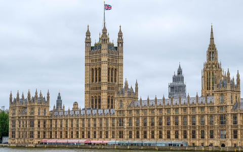 Der Palace of Westminster an der Themse. Großbritanniens konservative Regierung lässt sich nicht von ihren Plänen abbringen, Migranten unabhängig von ihrer eigentlichen Herkunft nach Ruanda abschieben zu wollen. - Foto: Sina Schuldt/dpa