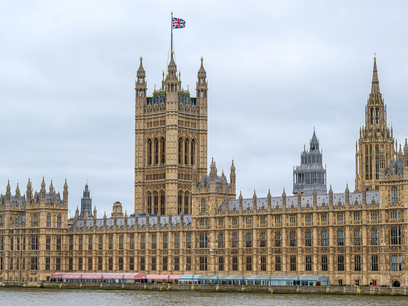 Der Palace of Westminster an der Themse. Großbritanniens konservative Regierung lässt sich nicht von ihren Plänen abbringen, Migranten unabhängig von ihrer eigentlichen Herkunft nach Ruanda abschieben zu wollen. - Foto: Sina Schuldt/dpa