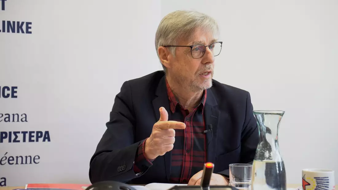 Walter Baier, Vorsitzender der Europäischen Linken, will mit Forderungen nach bezahlbarem Wohnraum, kostenlosem Zugang zu Bildung, Gesundheitsvorsorge und öffentlichem Nahverkehr im Europawahlkampf punkten. - Bild: Mirko Paradiso/European Newsroom/dpa