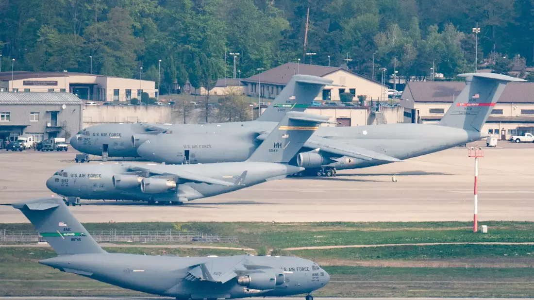 Eine Maschine der United States Air Force rollt auf der US-Air Base Ramstein zum Start. Zahlreiche Verteidigungsminister und ranghohe Militärs beraten erneut über weitere Unterstützung der Ukraine. - Bild: Boris Roessler/dpa
