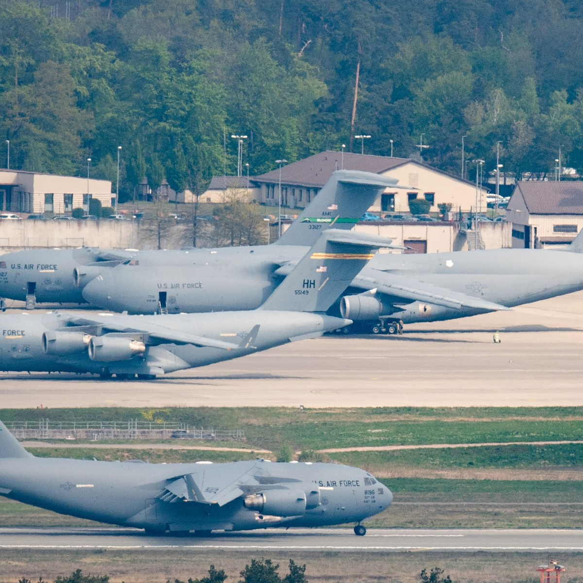 Eine Maschine der United States Air Force rollt auf der US-Air Base Ramstein zum Start. Zahlreiche Verteidigungsminister und ranghohe Militärs beraten erneut über weitere Unterstützung der Ukraine. - Foto: Boris Roessler/dpa