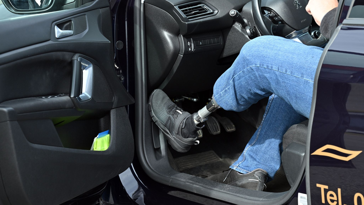 Geübt wird das Fahren mit Automatik sowie Schaltgetriebe auf dem Trainingsgelände und im Straßenverkehr. - Foto: Martin Schutt/dpa