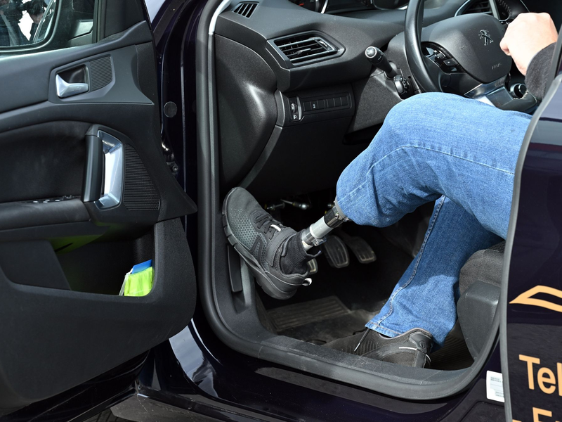 Geübt wird das Fahren mit Automatik sowie Schaltgetriebe auf dem Trainingsgelände und im Straßenverkehr. - Foto: Martin Schutt/dpa