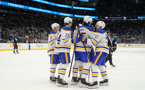 Die Buffalo Sabres setzten sich in Seattle durch. - Foto: Lindsey Wasson/AP/dpa