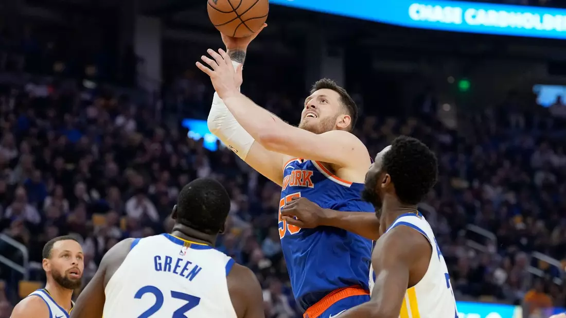 Isaiah Hartenstein (M.) trug zum Sieg der New York Knicks 13 Punkte und zehn Rebounds bei. - Bild: Jeff Chiu/AP/dpa