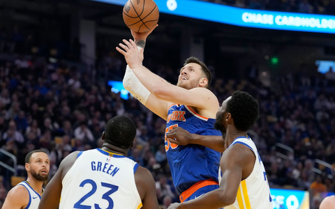Isaiah Hartenstein (M.) trug zum Sieg der New York Knicks 13 Punkte und zehn Rebounds bei. - Foto: Jeff Chiu/AP/dpa Isaiah Hartenstein (M.) trug zum Sieg der New York Knicks 13 Punkte und zehn Rebounds bei. - Foto: Jeff Chiu/AP/dpa
