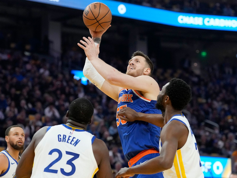 Isaiah Hartenstein (M.) trug zum Sieg der New York Knicks 13 Punkte und zehn Rebounds bei. - Foto: Jeff Chiu/AP/dpa