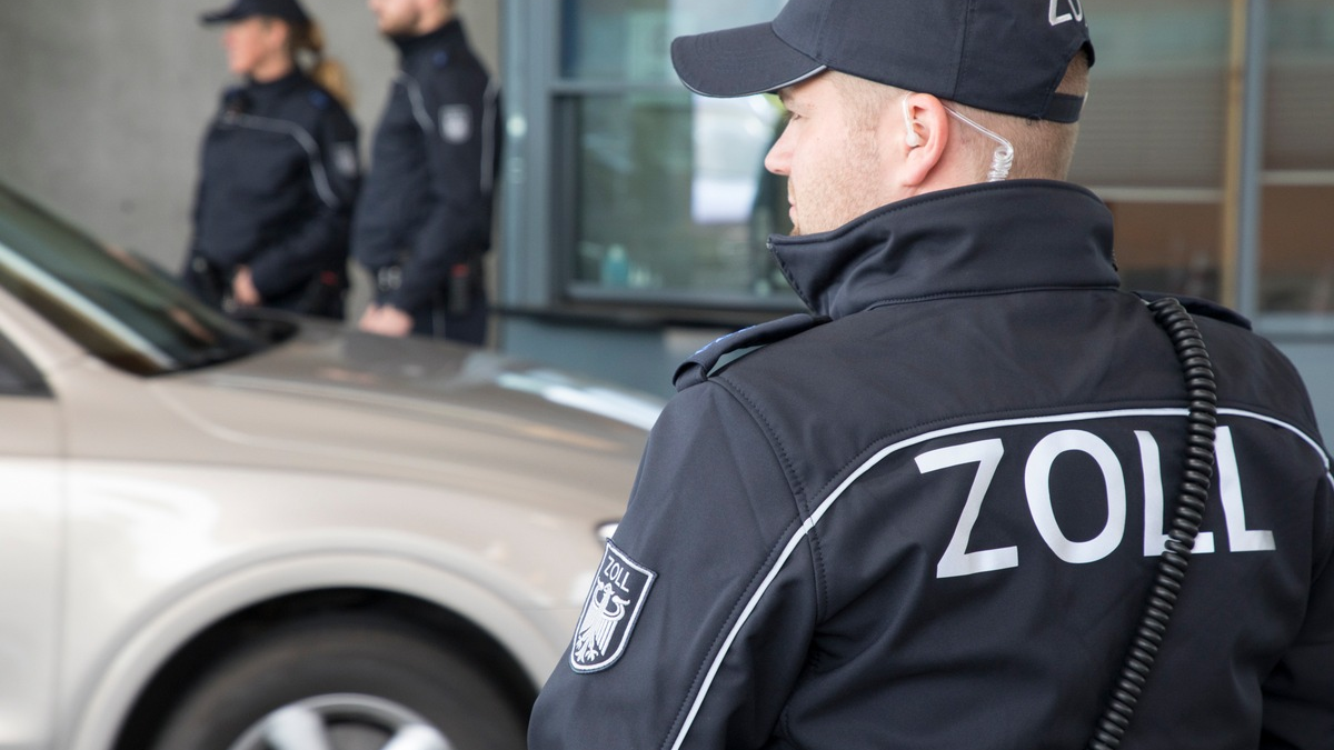 HZA-LÖ: Zoll klärt Fahrzeugschnäppchen auf - Foto: presseportal.de