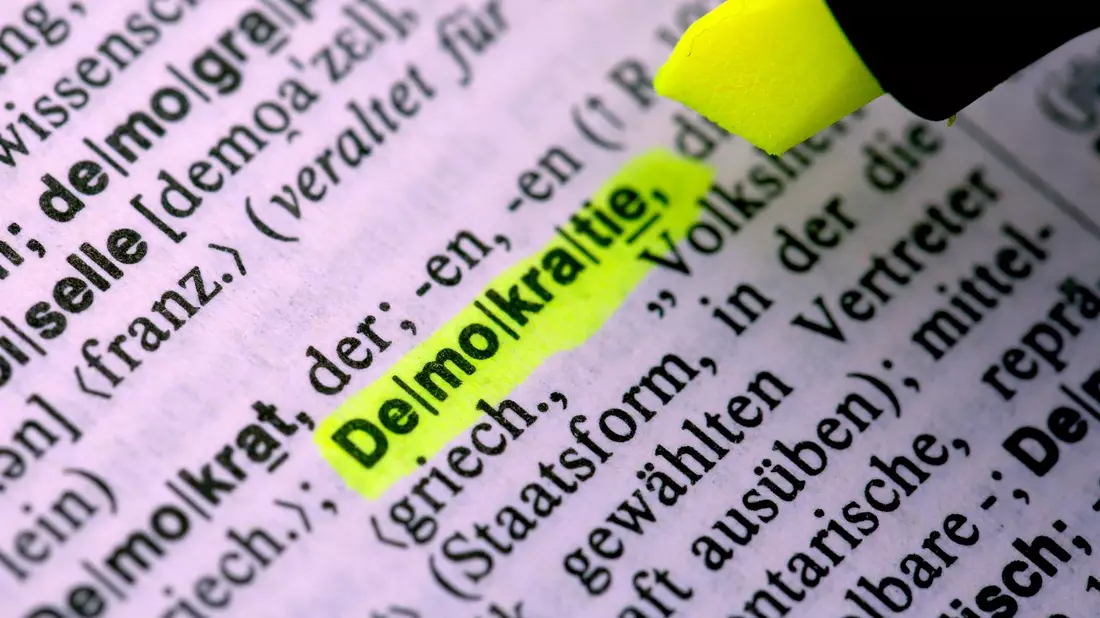 In einer Studie wird analysiert, dass der Rückgang von Demokratien in Entwicklungsländern soziale und wirtschaftliche Folgen hat. - Bild: Federico Gambarini/dpa