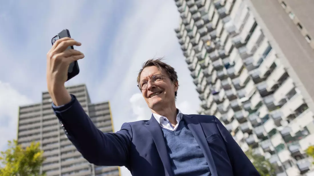 Bundesgesundheitsminister Karl Lauterbach ist jetzt auch auf der Kurzvideo-Plattform Tiktok aktiv. - Bild: Rolf Vennenbernd/dpa-Pool/dpa