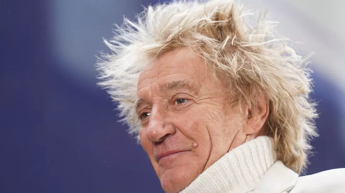 Sir Rod Stewart hofft, dass Taylor Swift sich vor der US-Präsidentschaftswahl auch wieder politisch positioniert. - Bild: Joe Giddens/PA Wire/dpa
