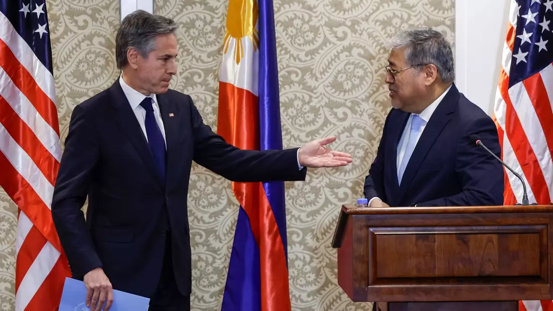 US-Außenminister Antony Blinken und der philippinische Außenminister Enrique Manalo: Die USA sichern den Philippinen angesichts zunehmender Spannungen mit China anhaltende Unterstützung zu. - Bild: Evelyn Hockstein/Pool Reuters/AP/dpa