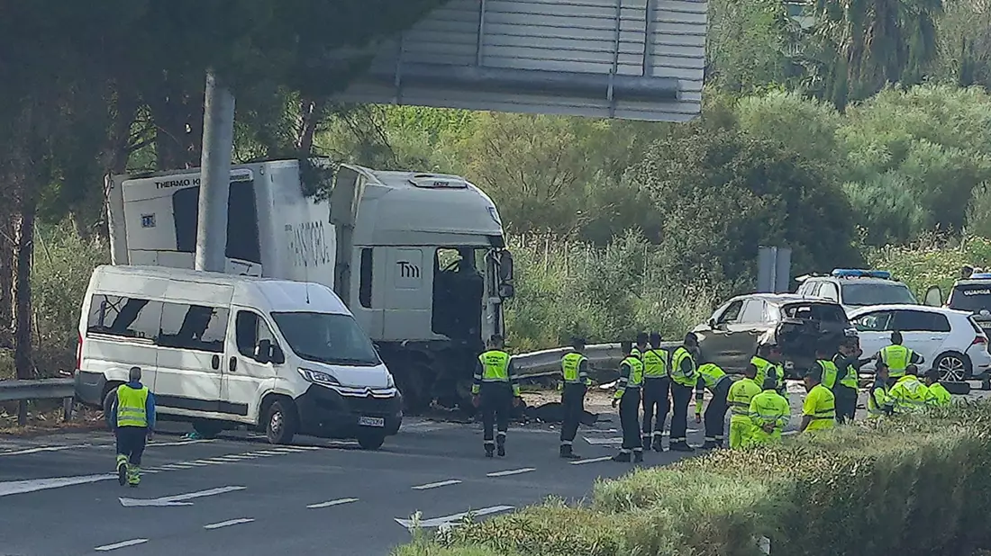 Rettungskräfte an der Unfallstelle an der Autobahn AP-4 unweit von Sevilla im Süden des Landes: Ein LKW erfasste mehrere Menschen. - Bild: Francisco J. Olmo/Europapress/dpa