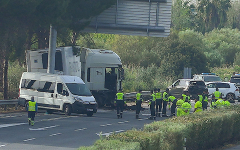 Rettungskräfte an der Unfallstelle an der Autobahn AP-4 unweit von Sevilla im Süden des Landes: Ein LKW erfasste mehrere Menschen. - Foto: Francisco J. Olmo/Europapress/dpa