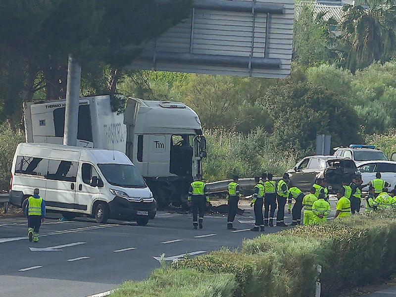 Rettungskräfte an der Unfallstelle an der Autobahn AP-4 unweit von Sevilla im Süden des Landes: Ein LKW erfasste mehrere Menschen. - Foto: Francisco J. Olmo/Europapress/dpa
