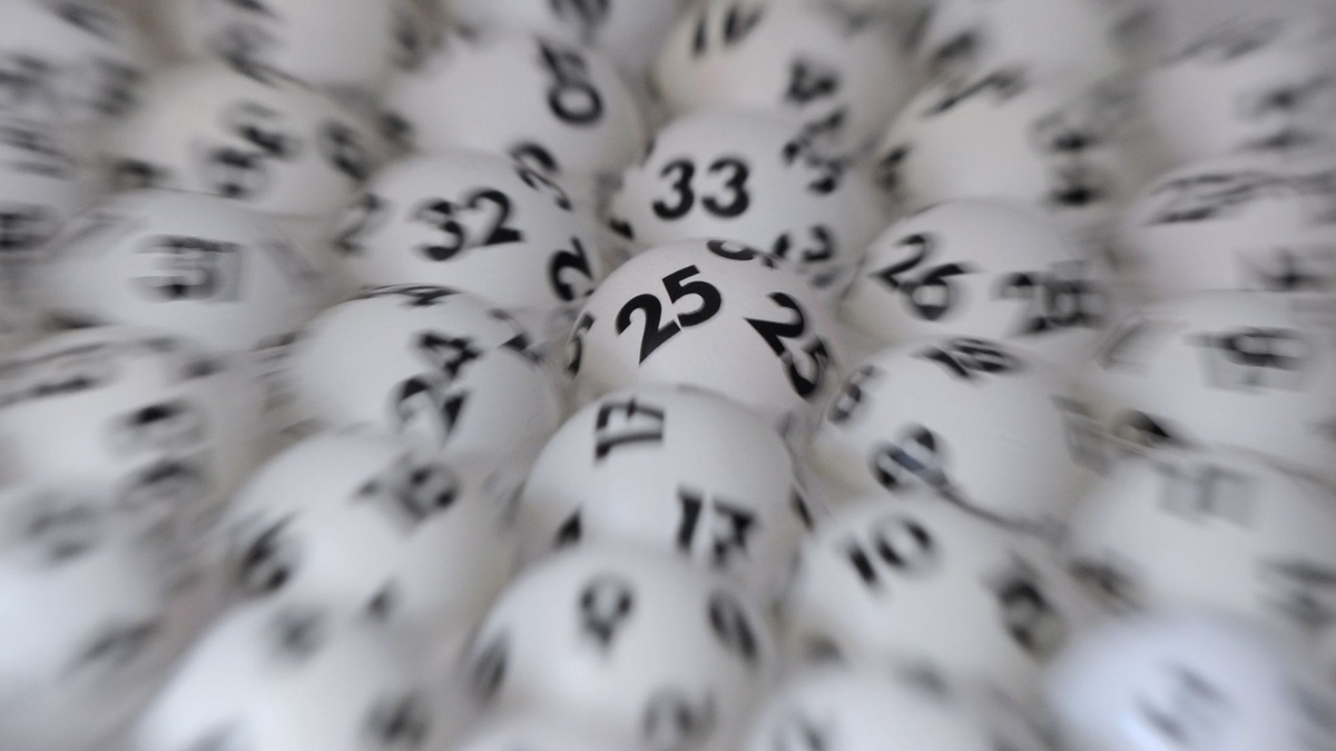 Ein Lottospielerin aus Berlin hatte erst beim zweiten Anlauf richtig Glück. - Foto: Arne Dedert/dpa