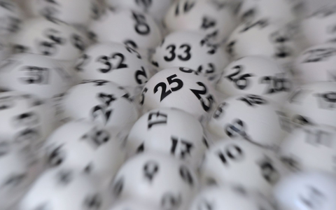 Ein Lottospielerin aus Berlin hatte erst beim zweiten Anlauf richtig Glück. - Foto: Arne Dedert/dpa