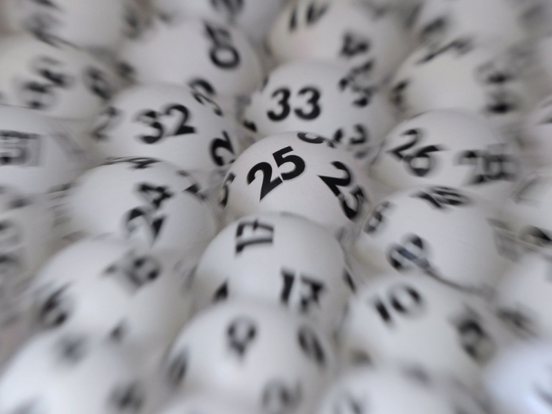 Ein Lottospielerin aus Berlin hatte erst beim zweiten Anlauf richtig Glück. - Foto: Arne Dedert/dpa