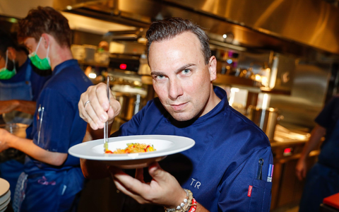 Tim Raue will im März 2025 ein neues Restaurant unter dem Namen «Sphere by Tim Raue» im Berliner Fernsehturm eröffnen. - Foto: Gerald Matzka/dpa