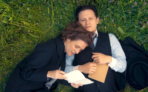 Milena Jesenska (Liv Lisa Fries) und Franz Kafka (Joel Basman) in einer Szene aus «Kafka». - Foto: -/Superfilm/NDR/dpa