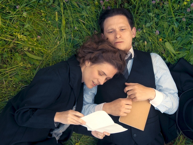 Milena Jesenska (Liv Lisa Fries) und Franz Kafka (Joel Basman) in einer Szene aus «Kafka». - Foto: -/Superfilm/NDR/dpa