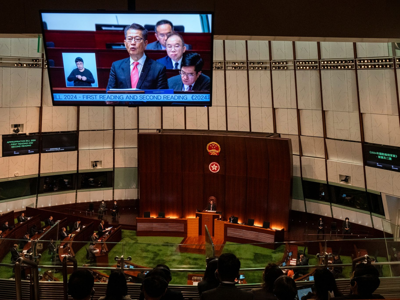 Der Legislativrat in Hongkong verabschiedet das neue und umstrittene Sicherheitsgesetz in der chinesischen Sonderverwaltungsregion. - Foto: Louise Delmotte/AP/dpa