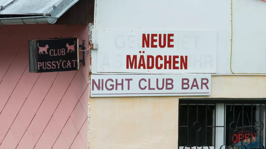 Ein Nachtclub in Horni Vltavice (Tschechien) nahe der deutsch-tschechischen Grenze. - Bild: Armin Weigel/dpa