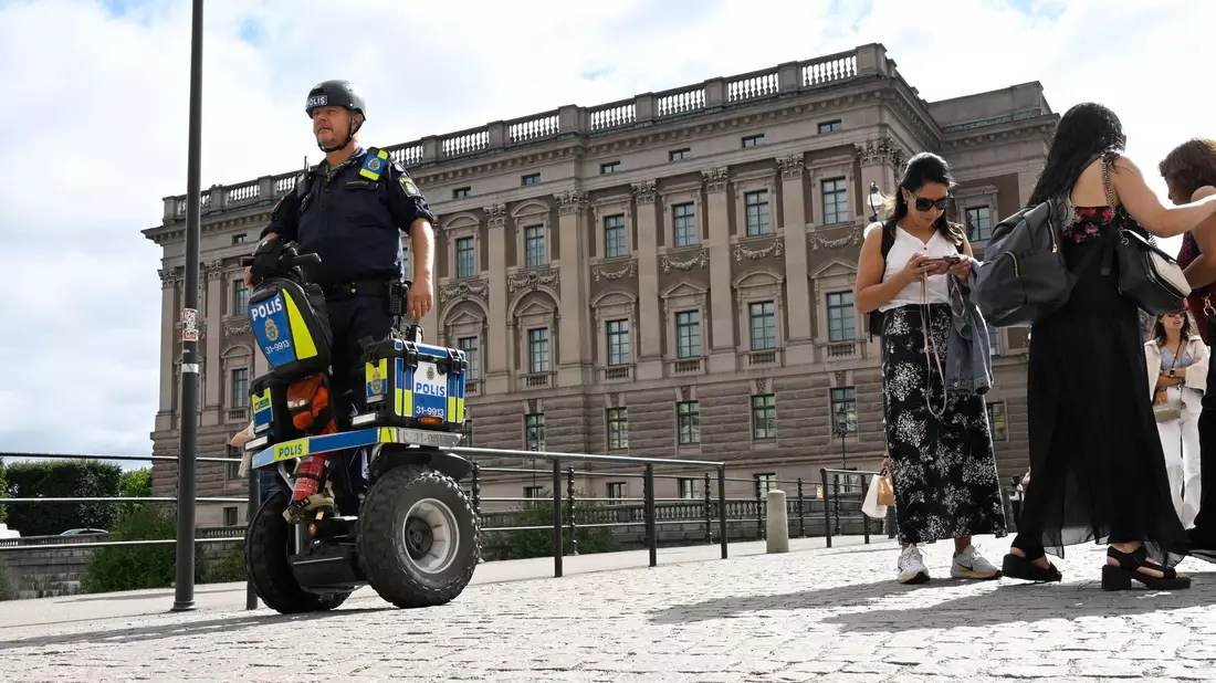 Ein Polizist patrouilliert vor dem schwedischen Parlament Riksdagen: Zwei mutmaßliche Islamisten hatten einen Anschlag auf das Gebäude geplant. - Bild: Fredrik Sandberg/TT News Agency/AP/dpa