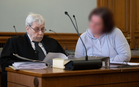 Die frühere Leiterin der Asservatenkammer der Polizeidirektion Leipzig im Verhandlungssaal des Landgerichts Leipzig neben ihrem Verteidiger. - Foto: Hendrik Schmidt/dpa