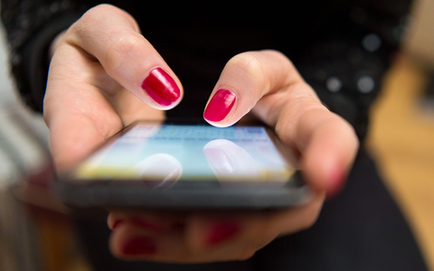 Am Smartphone verbringen Menschen in Deutschland einer Untersuchung zufolge mehrere Stunden am Tag. - Foto: Sebastian Gollnow/dpa