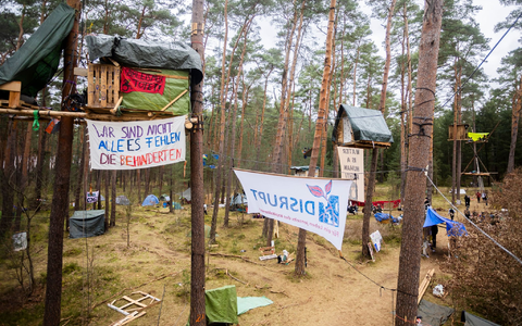 Das Camp der Initiative «Tesla stoppen» nahe der Tesla-Gigafactory darf bleiben. - Foto: Christoph Soeder/dpa